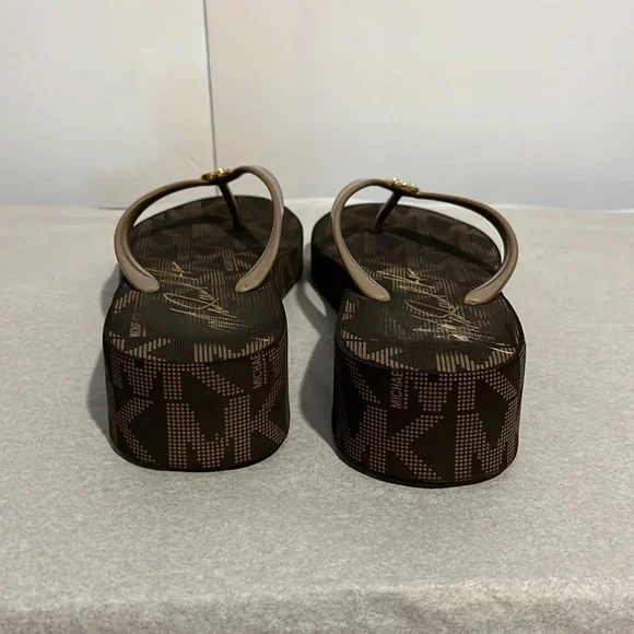 Michael Kors flip flops size 10 in excellent condition - Picture 4 of 10